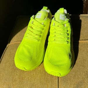 New Neon Green Shoe but has no tag